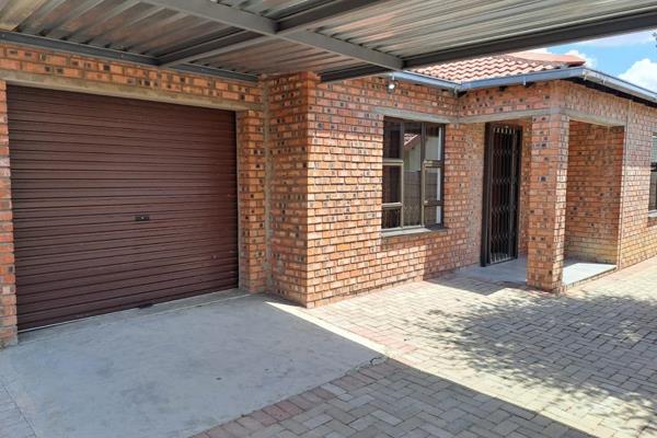 This is a separate entrance two-bedroom flatlet. 

With a fully fitted kitchen; ...