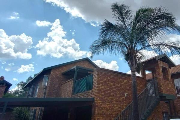 Located on the top (1st floor)
Two bedrooms
Two bathrooms.  Main en-suite bathroom
Kitchen
Family/TV room
Balcony partly ...