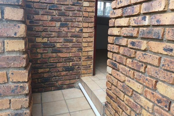 Ridgeway Johannesburg South,1Bedroomed back room for rent.
Shower and toilet. 
Ideal for a single person with less furniture.
Rent: ...