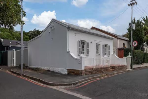 Situated in the heart of Rosebank, this elegantly renovated 2-bedroom cottage exudes modern sophistication while retaining its timeless ...