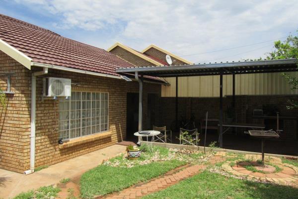 NYLSTROOM:   Full title 2 bedroom house in a small security complex in the older part of town. 1 Garage and carports for 3 vehicles.   ...