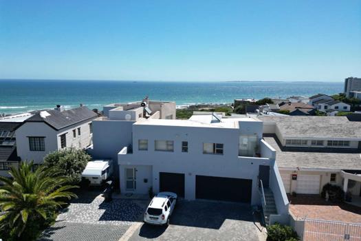 6 Bedroom House for sale in Bloubergstrand