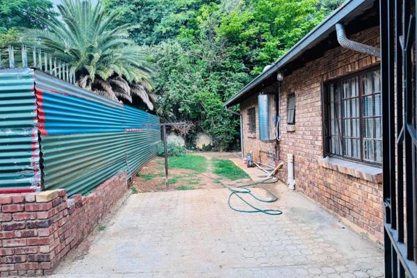 A new built cottage in Kensington jhb

This cottage is situated not far from Eastgate or Bedford centre

It comes with 
one bedroom ...