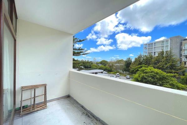 This corner unit is situated in a well sought apartment block known as Marlborough Park in Claremont Upper. 

The apartment compromises ...