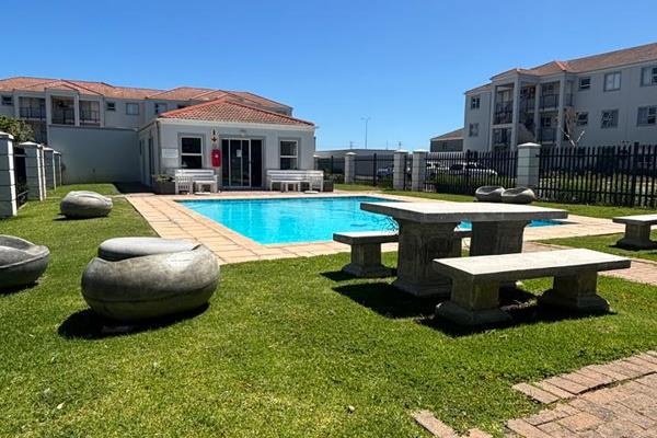 **Exclusive Monthly Rental – Luxury 2-Bedroom Apartment in Somerset West**

Looking ...