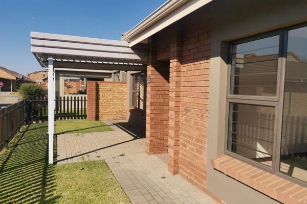 COUNTRY LIFE RETIREMENT VILLAGE

This beautiful 3 bedroom simplex offers the following:
3 bedrooms with build in cupboards
2 bathrooms- ...