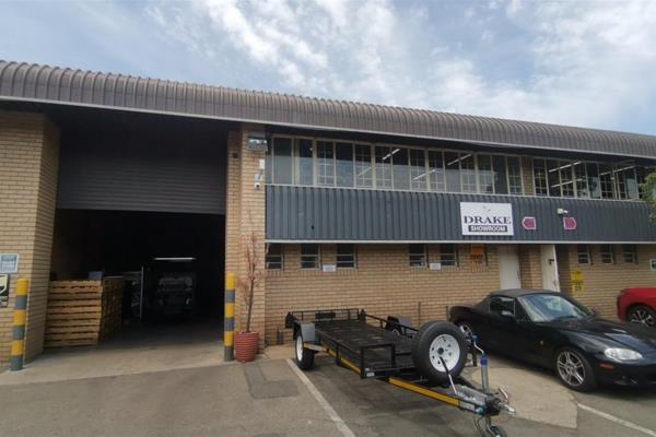 High demand space: 

Exceptional mini-warehouse 350m2 in expanse. Functional offices ...