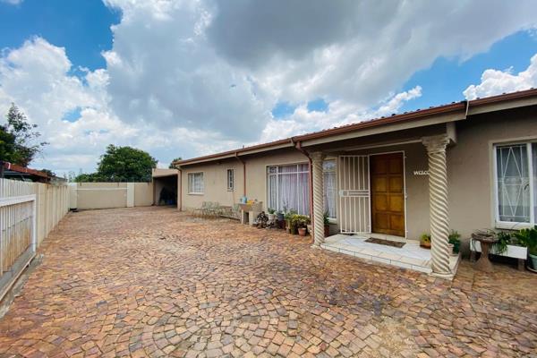 This neat garden cottages offers the following:
- 3 Bedrooms with built in cupboards
- 1 Bathroom
- Lounge
- Dining
- Fitted kitchen
- ...