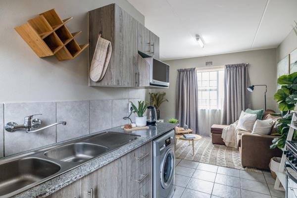 Beautiful 2 Bedroom apartment in a safe and secure complex

•	Fitted with access to high speed fibre; 
•	Save with Prepaid ...