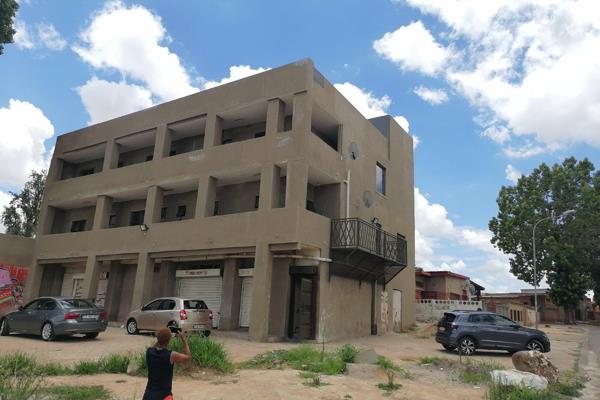 Bachelor apartment to rent in Mofolo Soweto. 

The building perfectly located with easy access to Mshenguville Park, Eyethu Mall and ...