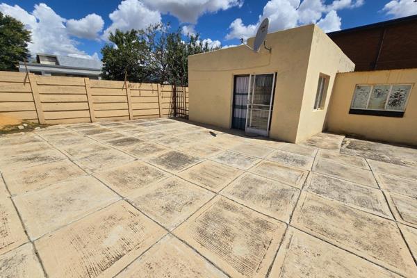 Neat fully tiled 1 Bedroom cottage to rent in Witpoortjie.

Close to Bastion High school and public transport route.

Consisting of ...