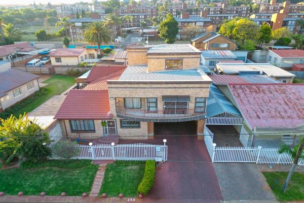 Stunning Move in and stay 3 x Story x 9 Bedroom House for Sale in Laudium Pretoria West:
This is a must see: This beautiful 3 x story ...