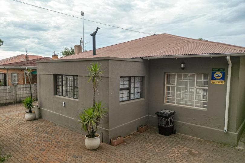 4 Bedroom House for sale in Roodepoort North - P24-115380497