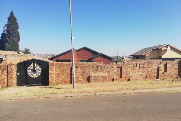 Spacious 3 bedroom...in Kagiso ext 6                   
  The property offers 3 bedrooms with built-in cupboards, dining, lounge, fully ...