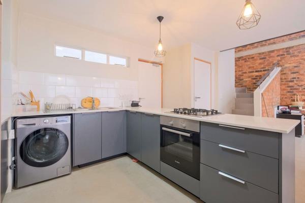 Modern 82m2 loft situated in a well-maintained and secured complex manned 24 hours. It offers an open-plan kitchen, a fairly big ...