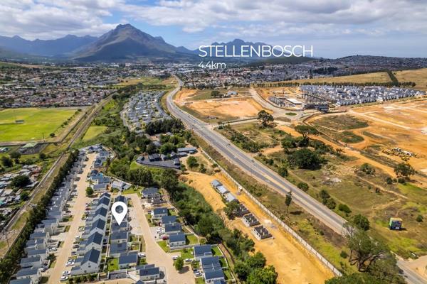 This lovely home is located in Nuutgevonden security Complex close to Stellenbosch and ideal for senior students, 

The house boasts ...