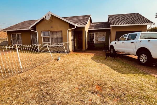 3 bedroom house to rent in Dawn Park.

3 Bedroom (BIC)
2 toilet 
1 shower
1 bath 
Pool
1 Garage 
Space for parking 6 cars ...