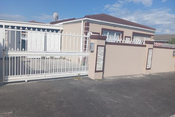 This property consists of 3bedrooms ,2lounge 
Kitchen with built-in cupboard ,2garages that can 
4cars and a family bathroom with ...