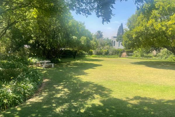 Large Vacant stand 
Situated in secure excluding  area of Bryanston East 
Buil;d your dream home today 
1812 Square metes 
stand ...