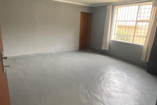 1 large bed cottage/flatlet to rent in Sydenham, Johannesburg.
Full bathroom with ...