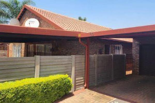 Very neat unit situated in Doornpoort Pretoria, this unit consists of 3 bedrooms, 1 bathroom, lock up garage and carport.

Ideal for ...