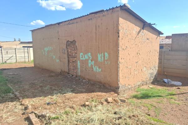 Kitchen 
lounge 
Toilet
Spacious hard in a nice area 
Zimu section near duduza