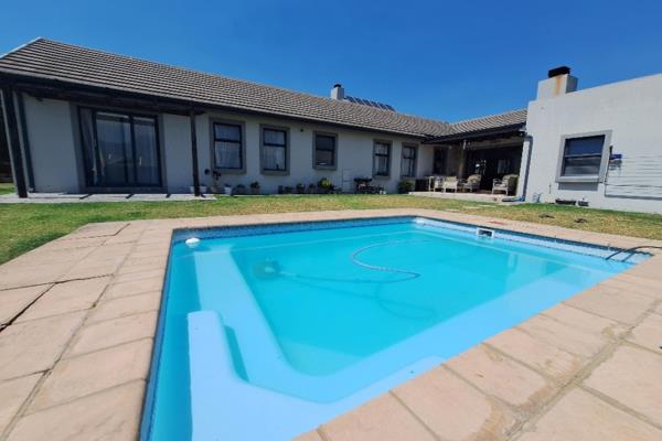 One of very few 4 bedroom houses up for rent, in the prestigious Kraaibosch Manor Estate. Within walking distance to the Garden Route ...