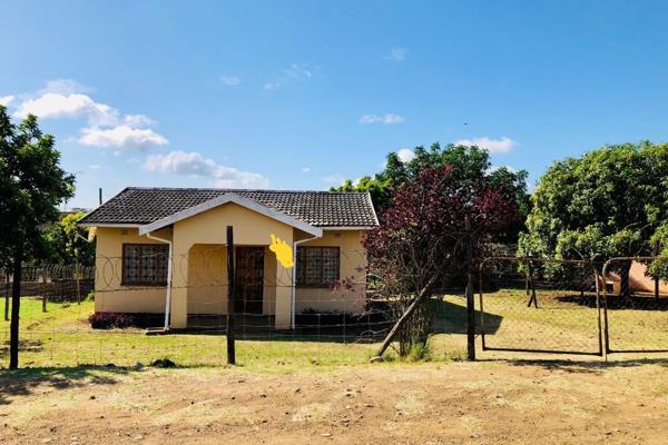 This delightful 2-bedroom home boasts a fitted kitchen, perfect for culinary enthusiasts, and a spacious lounge area ideal for ...