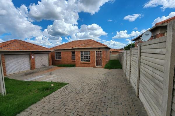 Lock Up and Go Unit..

This house is situated in the heart of Olievenhoutbosch Ext 4 and offers a kitchen, a cosy dining area to ...