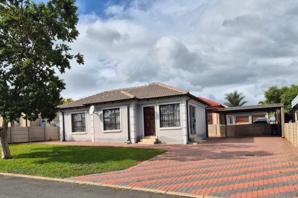 Sole mandate !!   MODERN upmarket  SPACIOUS  HOUSE :  3 BEDROOM 2 BATH  DOUBLE STEEL CARPORTS  ,  plus  garden in Waterfall VIew ...