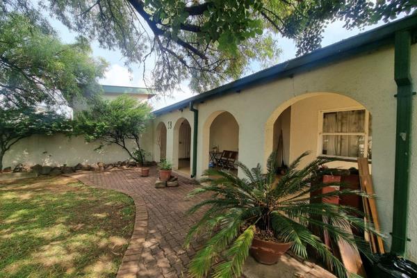 This house in Sasolburg is on a corner stand and offers:

3 Bedrooms inside house - 4th bedroom is outside
1 bathroom
Kitchen ...