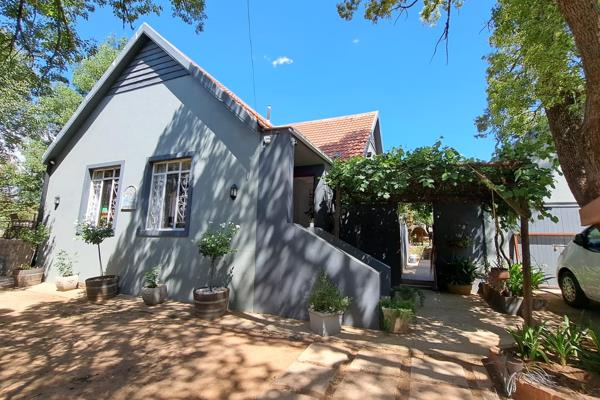 Very comfortable character home with wooden floors, north facing onto a gorgeous garden. 

Three bedrooms, 2 bathrooms (main en ...