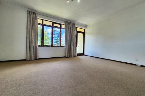 Located in the heart of Wynberg Upper, this top-floor 2-bedroom, 77sqm apartment offers the most spectacular views of Table Mountain ...