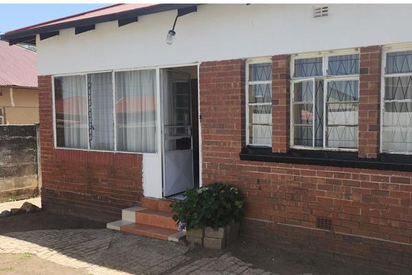 This cozy 3-bedroom house is ready to become your new home. Located in the peaceful neighbourhood of Coronationville in Johannesburg ...