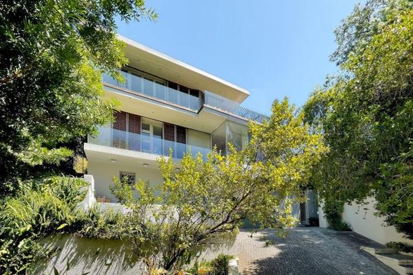 This contemporary home with mountain, harbour and city views has 4 en-suite bedrooms and is located in a quiet cul-de-sac in the sought ...