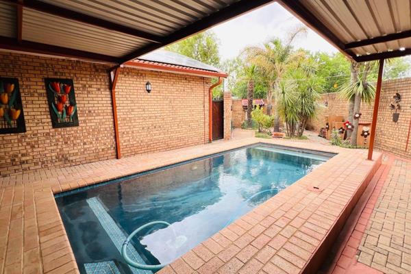 This house in THE GREEN AREA boasts an ideal location, conveniently situated overlooking the Hammerkop dam.

• Open-plan Living Area: ...