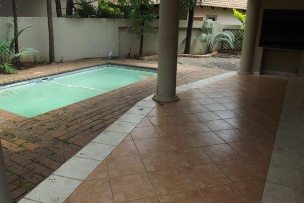 SOLE MANDATE  This house is situated in the sought after Silver Lakes Golf Estate.
The house offers:
3 Air Conditioned Bedrooms with ...