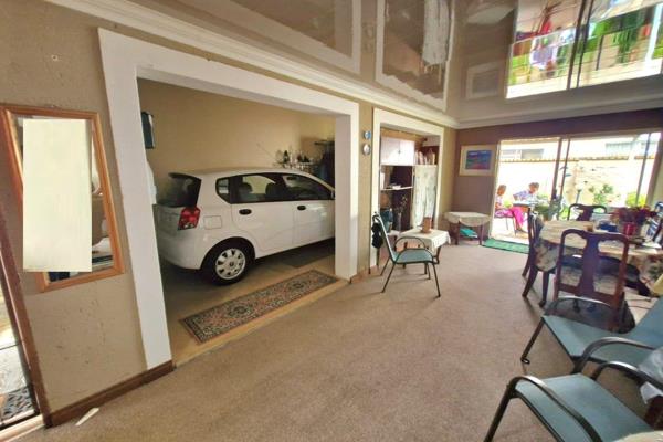 Immaculate 2 bedroom townhouse in a sought-after Retirement Village in Annlin. This ...