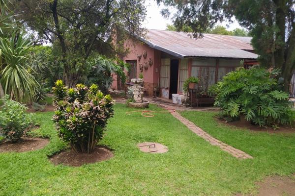 This spacious stand offers 3 properties with 2 entrances 1100m2. The main house has 3 bedrooms with 2 and half bathrooms a kitchen ...