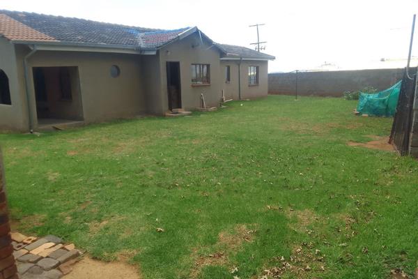 The house is a 3 Bedroom with a big kitchen, a dinning room and lounge. The bathroom is separate from the toilet. There  6 Outside ...