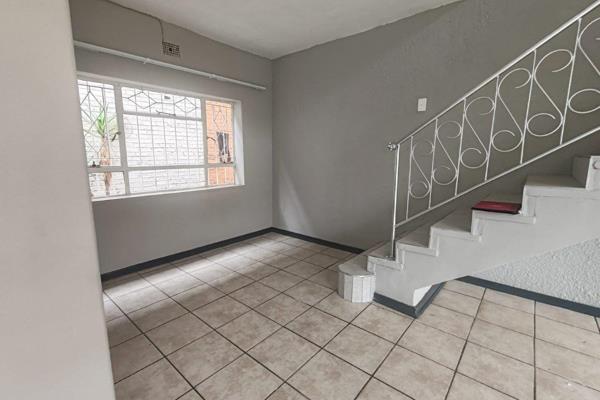 2 Bedroom Double Story Apartment to Rent in Brakpan

Down Stairs 
Open Plan Lounge and Dining 
Kitchen Newley Renovated 

Small ...