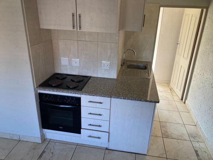 Listing number: P24-117310357, Image number: 2, open plan kitchen