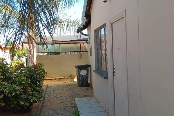 Comfortable house for rental ready to move in immediately.
R6500 Rent 
R6500 Deposit 

3 bedroom (Main with ensuite) 
2 bedrooms ...