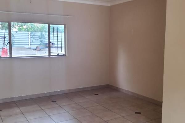 Beautiful 2 bedroom and 1 bathroom unit to let for R4000

This unit consist of:

2 bedrooms with bic

2 bathrooms, 1 with bath ...