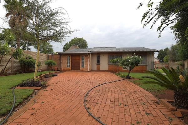 LOVELY HOME WITH FLAT AND POOL IN EDELWEISS

 Discover the perfect family home in the sought-after suburb of Edelweiss. This ...