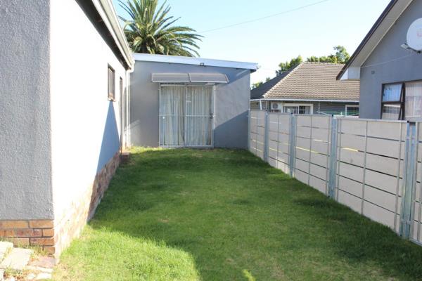 Available immediately!! 

This granny flat offers a neat and sunny lounge, bedroom, kitchen and bathroom.
The spacious bedroom has ...