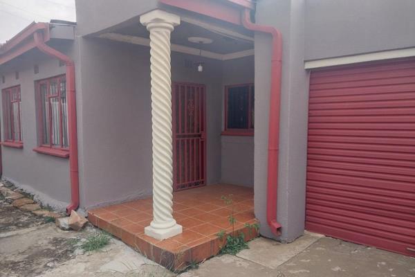 Cozy 2-Bedroom House to Rent in Mofolo South, Soweto
Affordable Living in a Quiet Neighborhood
This charming 2-bedroom house offers ...