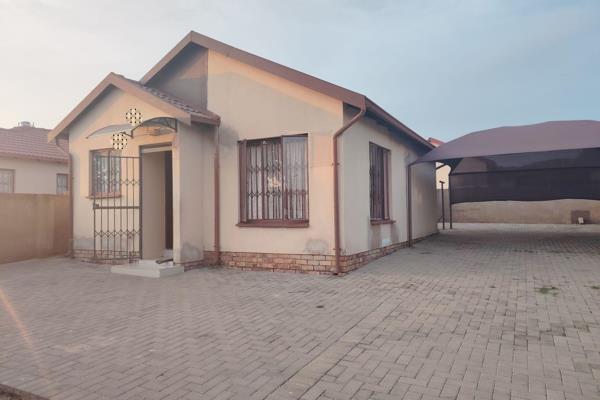 Thoka properties present to you this beautiful two-bedroom house to rent in Elandspoort on a 12 months lease for R 6500 per month.The ...