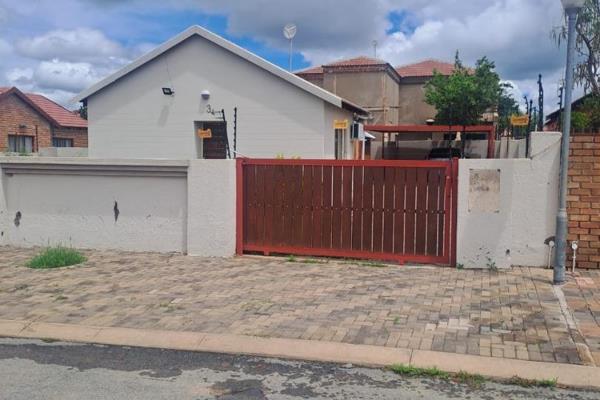 Welcoming this Well maintained X2 bedrooms house for sale in Polokwane Legae La Batho ( African Jewe ext 65)
Open plan kitchen fitted ...