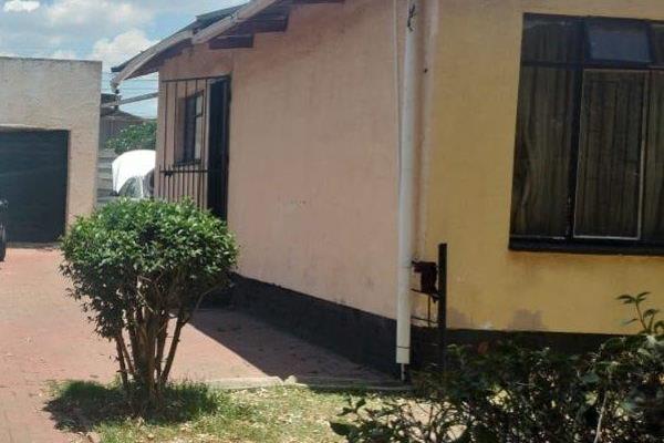 Kempton Park West 4bedroom house for sale

House consists of
4bedrooms
Main en-suite
2 Bathrooms
Kitchen 
Lounge 
Dinningroom 
Separate ...